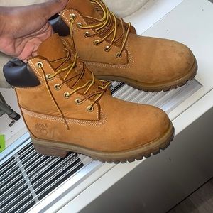 Pre-Owned Size 6M Construction Timberland For Sell.